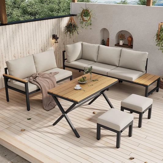 4-teilig: Ecksofa Gartenmöbel Set, Esstisch mit Ablage & 2 Hocker, Wetterfeste Garten-Essgruppe aus verzinktem Stahl & Kunststoff-Holz